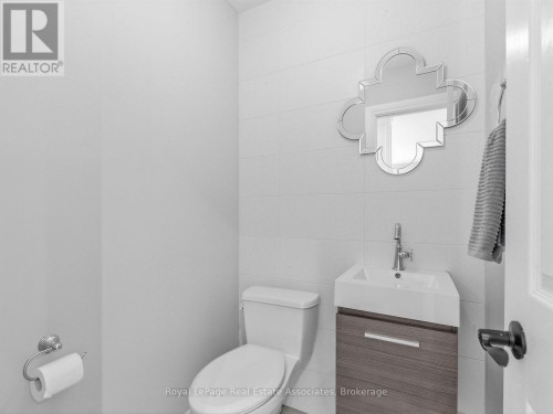Powder Room - 2441 Winthrop Crescent, Mississauga, ON 
