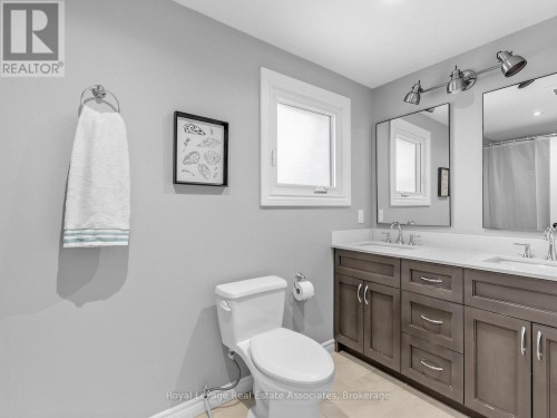 Main Bathroom - 2441 Winthrop Crescent, Mississauga, ON 