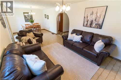 Spacious family room - 102 Markson Crescent, Hamilton, ON 