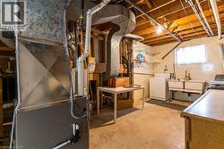 Gas kitchen and laundry great for in-law suite - 