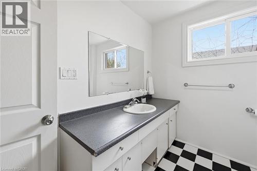 355 Cumberland Avenue, Hamilton, ON - Indoor Photo Showing Bathroom