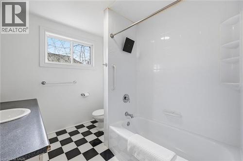 355 Cumberland Avenue, Hamilton, ON - Indoor Photo Showing Bathroom