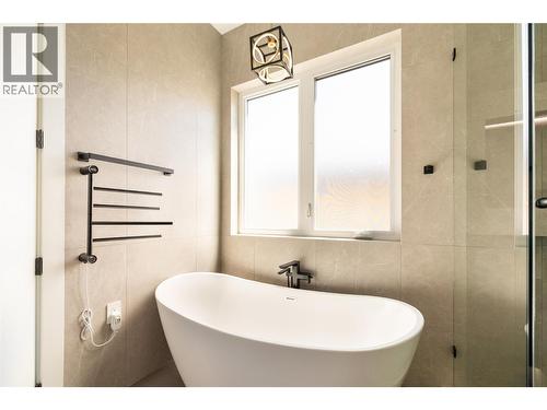 Heated Towel Holder by tub - 979 Loseth Drive, Kelowna, BC 