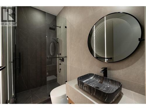 Main Floor Full Bathroom - 979 Loseth Drive, Kelowna, BC 