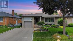 122 KENNARD AVENUE Toronto, ON M3H 4M4