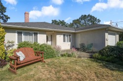 1697 Yale St Oak Bay, BC V8R 5N5
