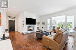 Fireplace + open to den/solarium - 