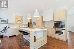 Eat-in kitchen with 5 appliances - 