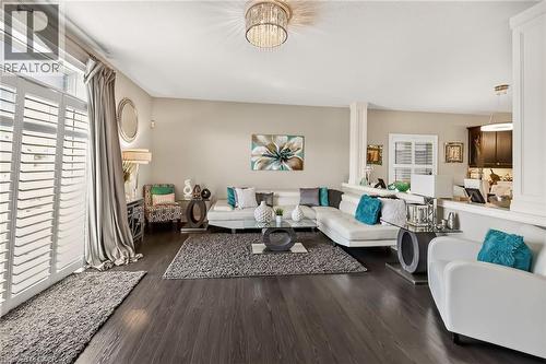 8165 Twenty Road E, Hamilton, ON - Indoor Photo Showing Living Room