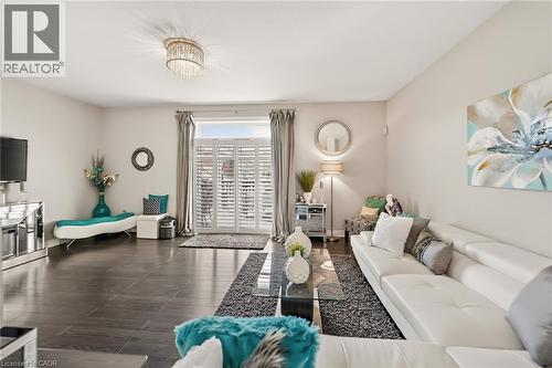 8165 Twenty Road E, Hamilton, ON - Indoor Photo Showing Living Room