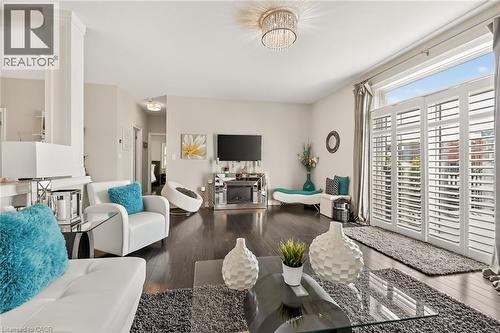 8165 Twenty Road E, Hamilton, ON - Indoor Photo Showing Living Room