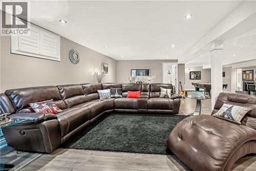 8165 Twenty Road E, Hamilton, ON - Indoor Photo Showing Living Room