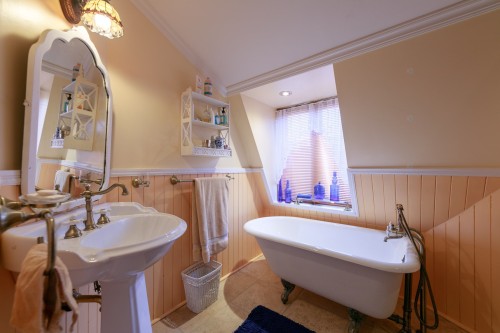 Salle de bains attenante à la CCP - 12 Av. St-Joachim, Pointe-Claire, QC 