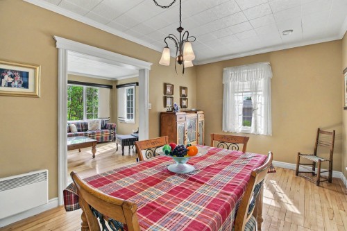 Salle familiale - 199 Av. Montcalm, Rouyn-Noranda, QC 