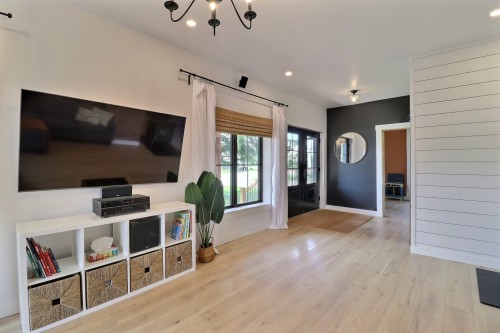Salon - 364 Av. Privat, Taschereau, QC 