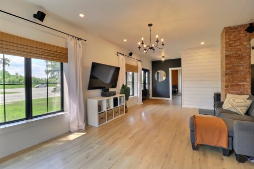 Salon - 364 Av. Privat, Taschereau, QC 