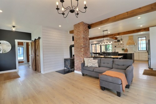 Salon - 364 Av. Privat, Taschereau, QC 