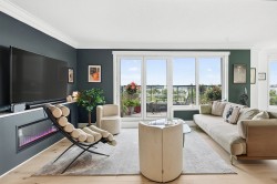 304-699 Rue de la Commune E. Montréal (Ville-Marie), QC H2Y 4A2