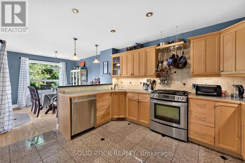 Gas stove with build-in down draft hoodfan - 191 Yoho Drive, Ottawa, ON 