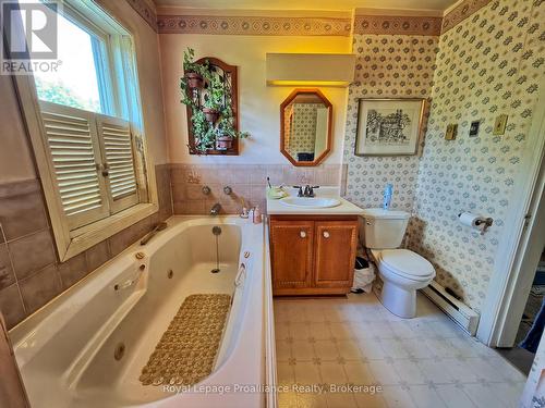 14 County Rd 2 Road, Otonabee-South Monaghan, ON - Indoor Photo Showing Bathroom