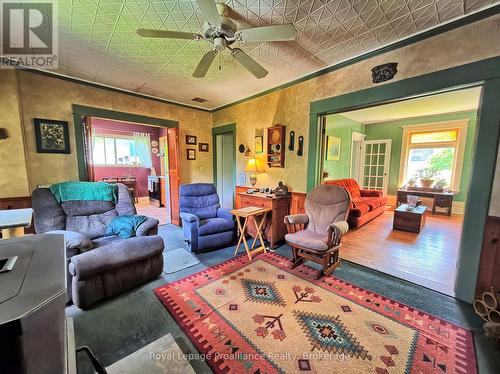 14 County Rd 2 Road, Otonabee-South Monaghan, ON - Indoor Photo Showing Living Room