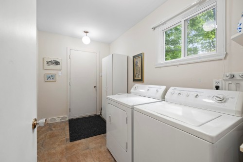 Salle de lavage - 24 Rue Westwood, Hudson, QC - Indoor Photo Showing Laundry Room