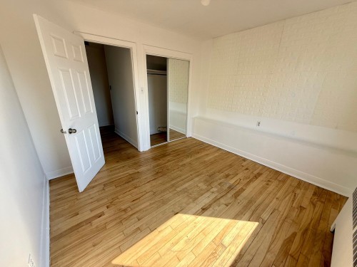 Chambre à coucher - 2-113 Av. Breton, Laval (Laval-Des-Rapides), QC 