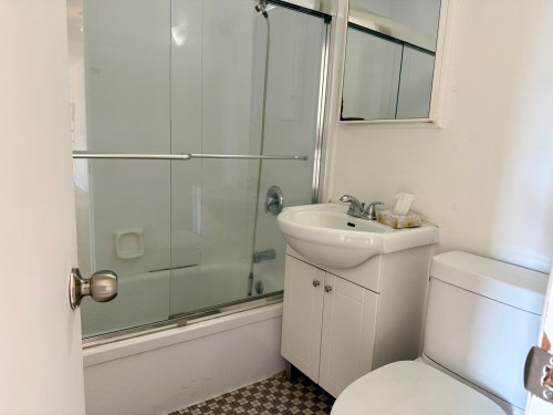 Salle de bains - 2-113 Av. Breton, Laval (Laval-Des-Rapides), QC 