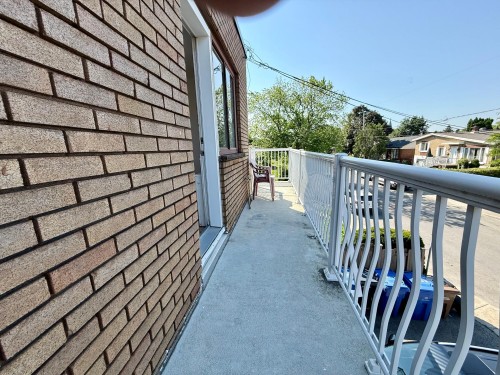 Balcon - 2-113 Av. Breton, Laval (Laval-Des-Rapides), QC 