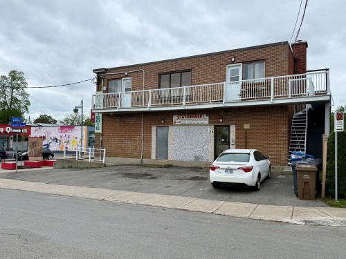 Stationnement - 2-113 Av. Breton, Laval (Laval-Des-Rapides), QC 