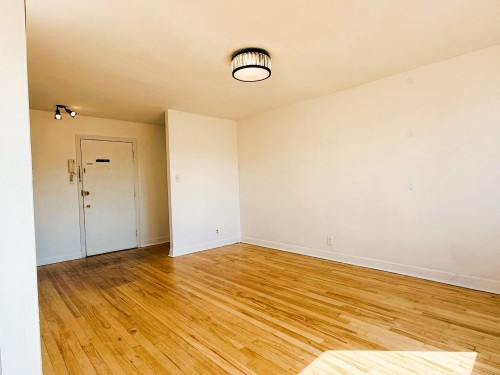Salon - 2-113 Av. Breton, Laval (Laval-Des-Rapides), QC 