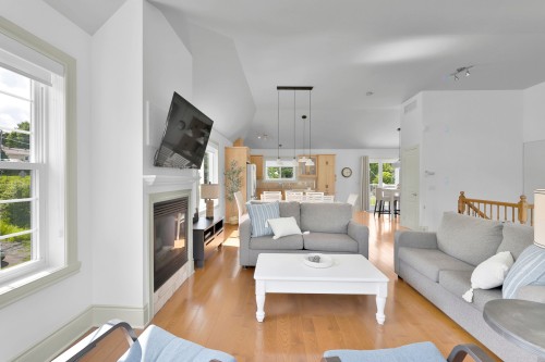Salon - 15 Av. Des Érables, Saint-Sauveur, QC 