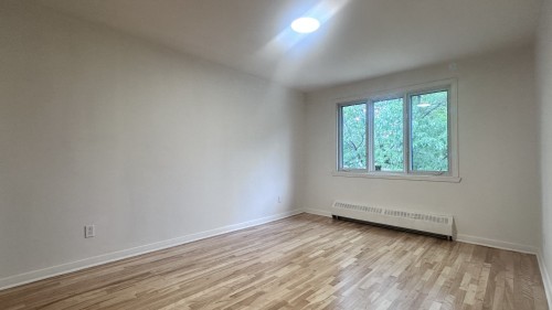 Chambre à coucher - 8120 Rue Comtois, Montréal (Saint-Léonard), QC - Indoor Photo Showing Other Room