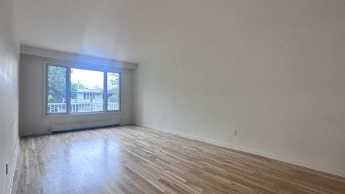Salon - 8120 Rue Comtois, Montréal (Saint-Léonard), QC - Indoor Photo Showing Other Room