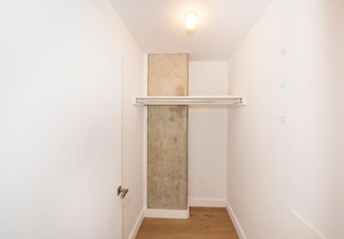 Penderie (Walk-in) - 907-1220 Rue Crescent, Montréal (Ville-Marie), QC 