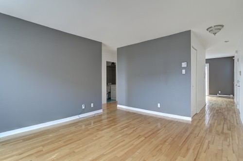 Salon - 37-1082 Rue Berri, Montréal (Ville-Marie), QC 
