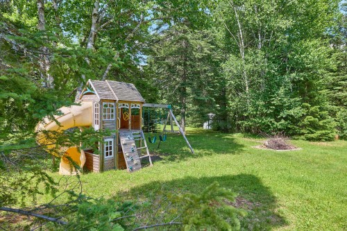 Cour - 4 Ch. Issa, Saint-Donat, QC 