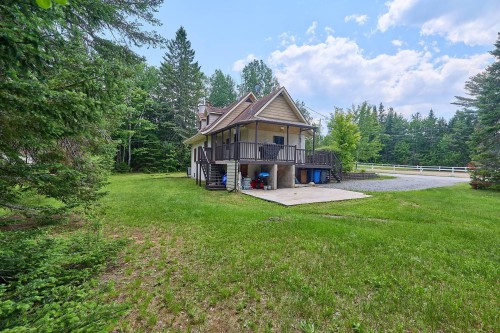 Cour - 4 Ch. Issa, Saint-Donat, QC 