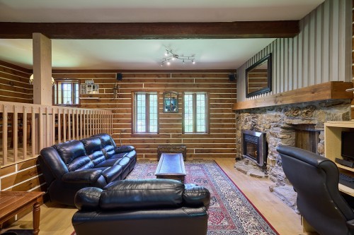 Salon - 4 Ch. Issa, Saint-Donat, QC 