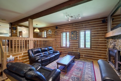 Salon - 4 Ch. Issa, Saint-Donat, QC 