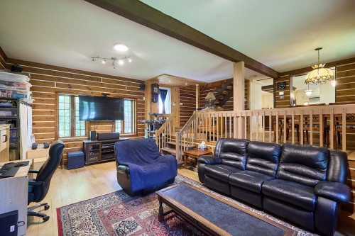 Salon - 4 Ch. Issa, Saint-Donat, QC 