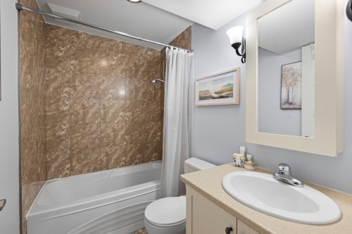 Salle de bains attenante à la CCP - 114 Rue Kimpton, Rigaud, QC 
