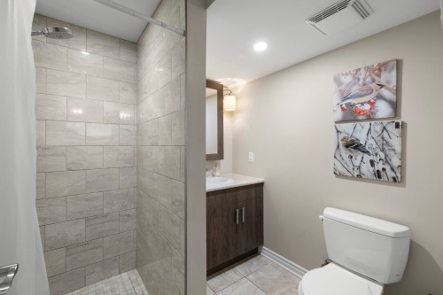 Salle de bains attenante à la CCP - 114 Rue Kimpton, Rigaud, QC 