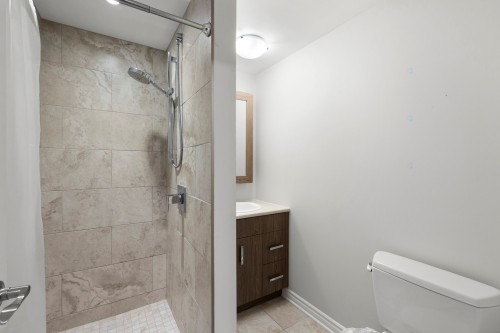 Salle de bains attenante à la CCP - 114 Rue Kimpton, Rigaud, QC 