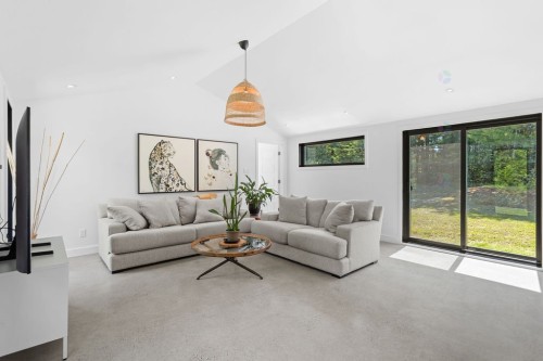 Salon - 76 465E Avenue, Saint-Hippolyte, QC 