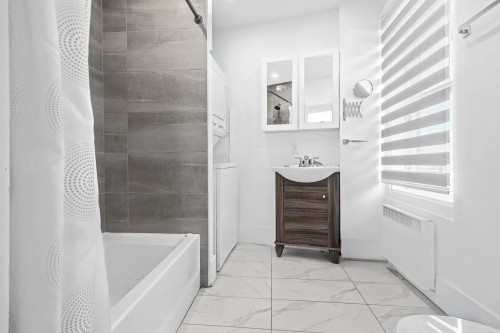 Bathroom - 696  - 698 Rue De La Tourelle, Québec (La Cité-Limoilou), QC - Indoor Photo Showing Bathroom