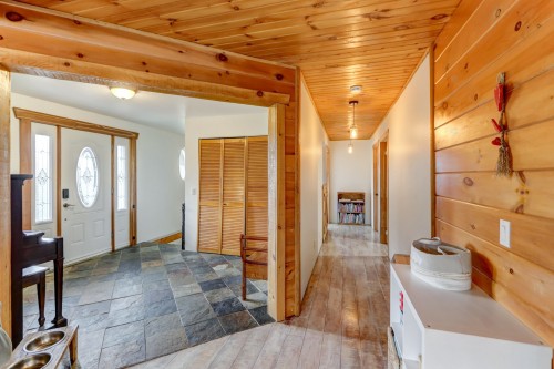 Mud Room - 2120Z Ch. Du Golf, Sainte-Lucie-Des-Laurentides, QC 