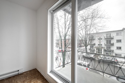 Salon - 6-11953 Av. Matte, Montréal (Montréal-Nord), QC 
