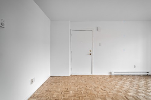 Salon - 6-11953 Av. Matte, Montréal (Montréal-Nord), QC 