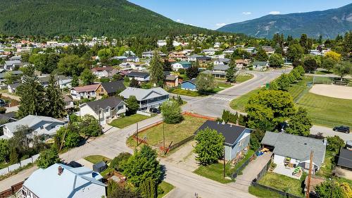 520 8Th Avenue, Creston, BC 